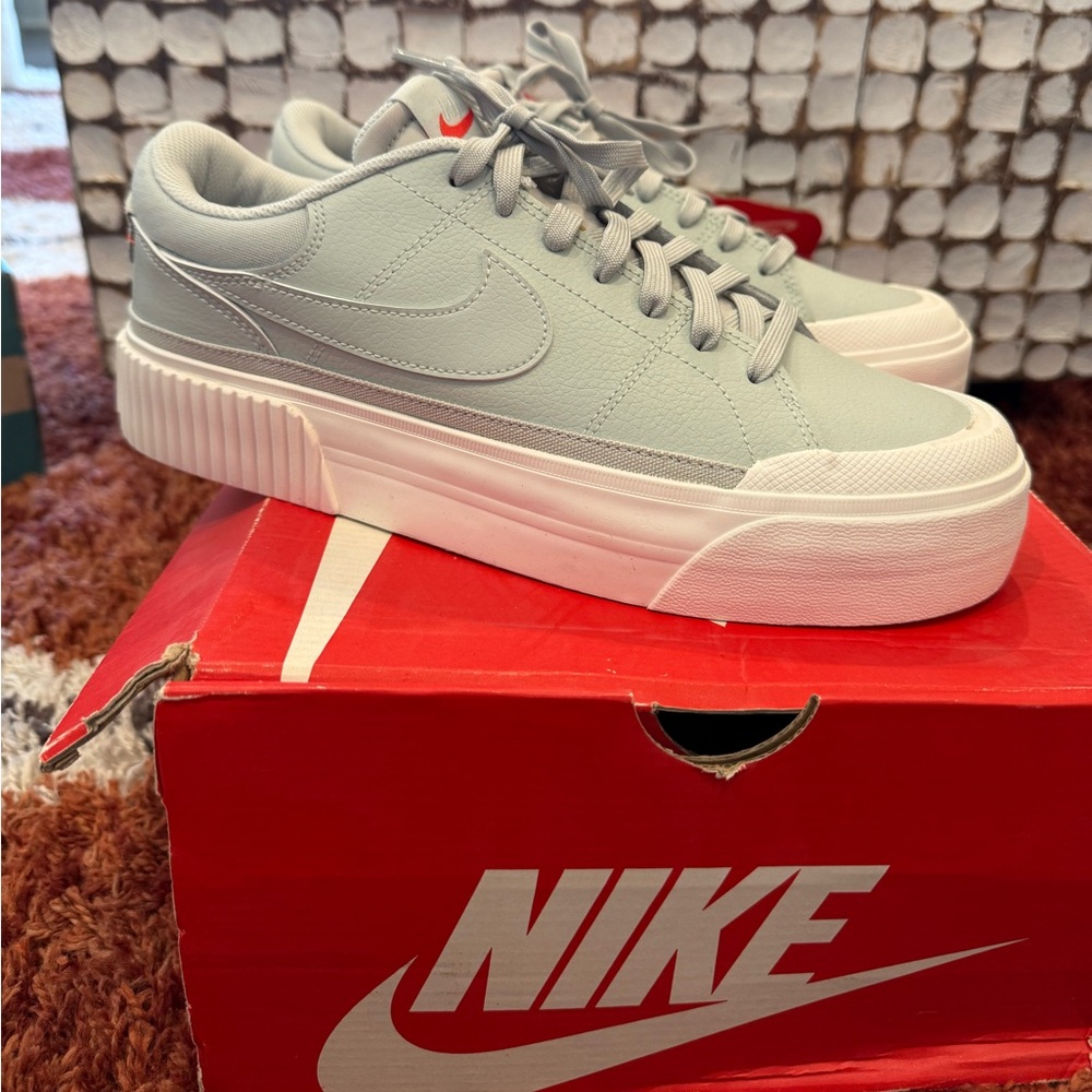 Women’s 9.5 Nike Court Legacy Lift Light Silver
